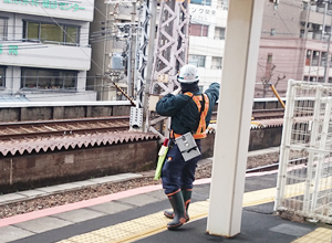 列車停止をする様子