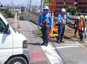 踏切を横断する車を誘導する様子